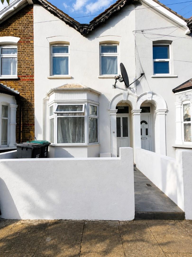 Charming Terrace House in Station Crescent
