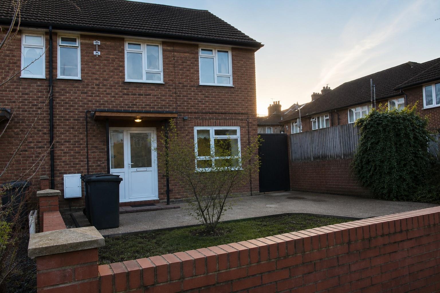 Charming 3-Bedroom Detached House in Tottenham