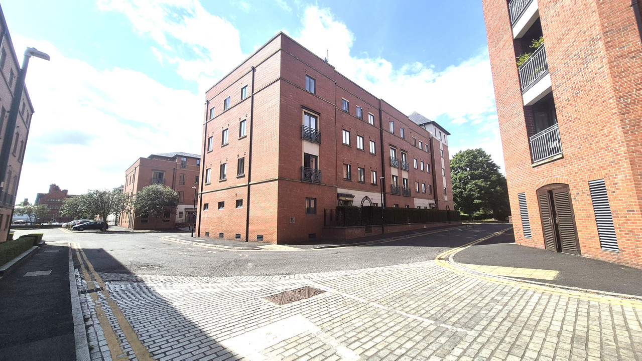 Spacious 3 Bed Apartment in Chester