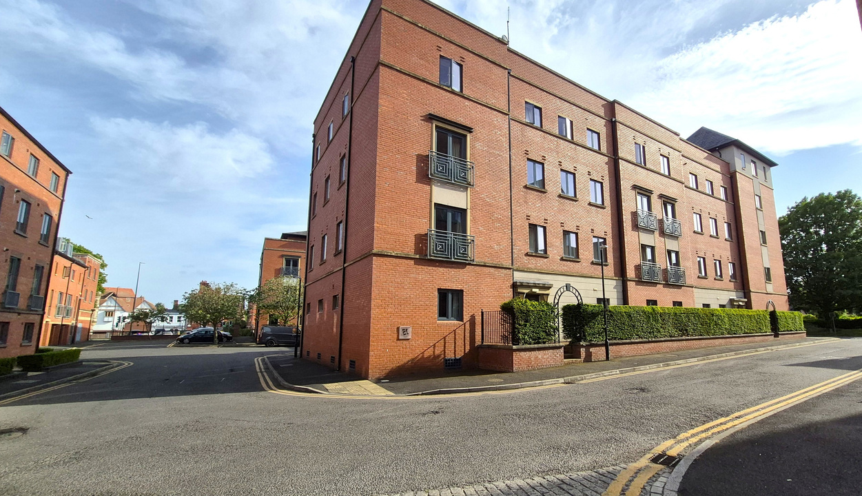 Immaculate 3-Bed Apartment in Prime Chester Location