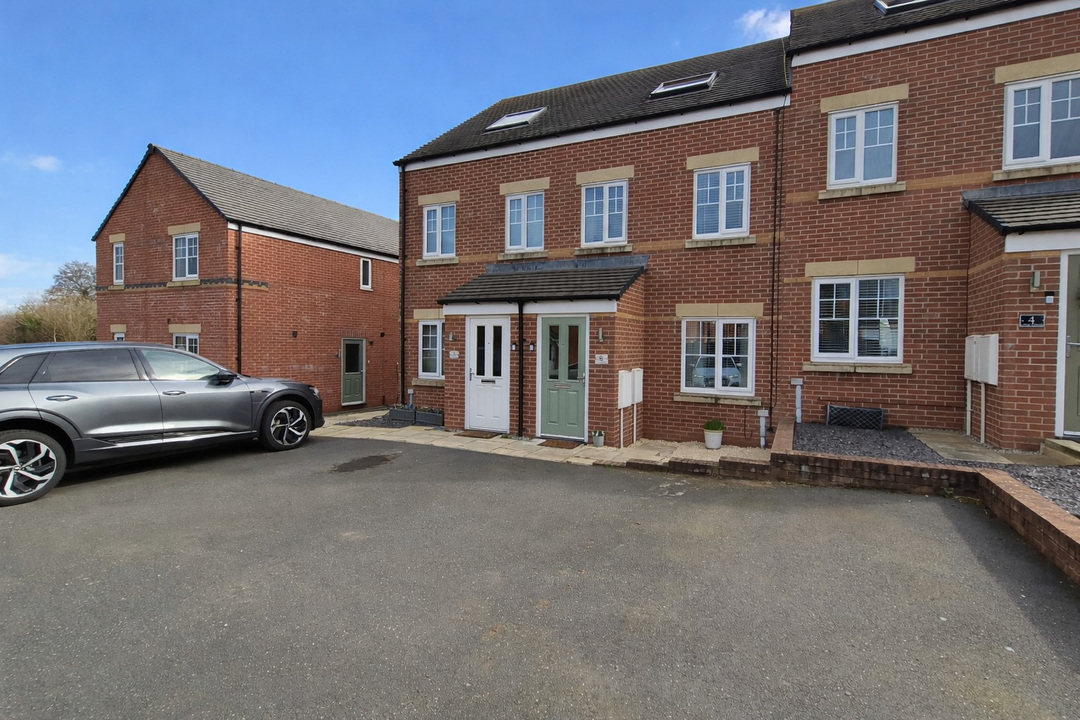 Modern 3 Bed Townhouse in Oakenholt