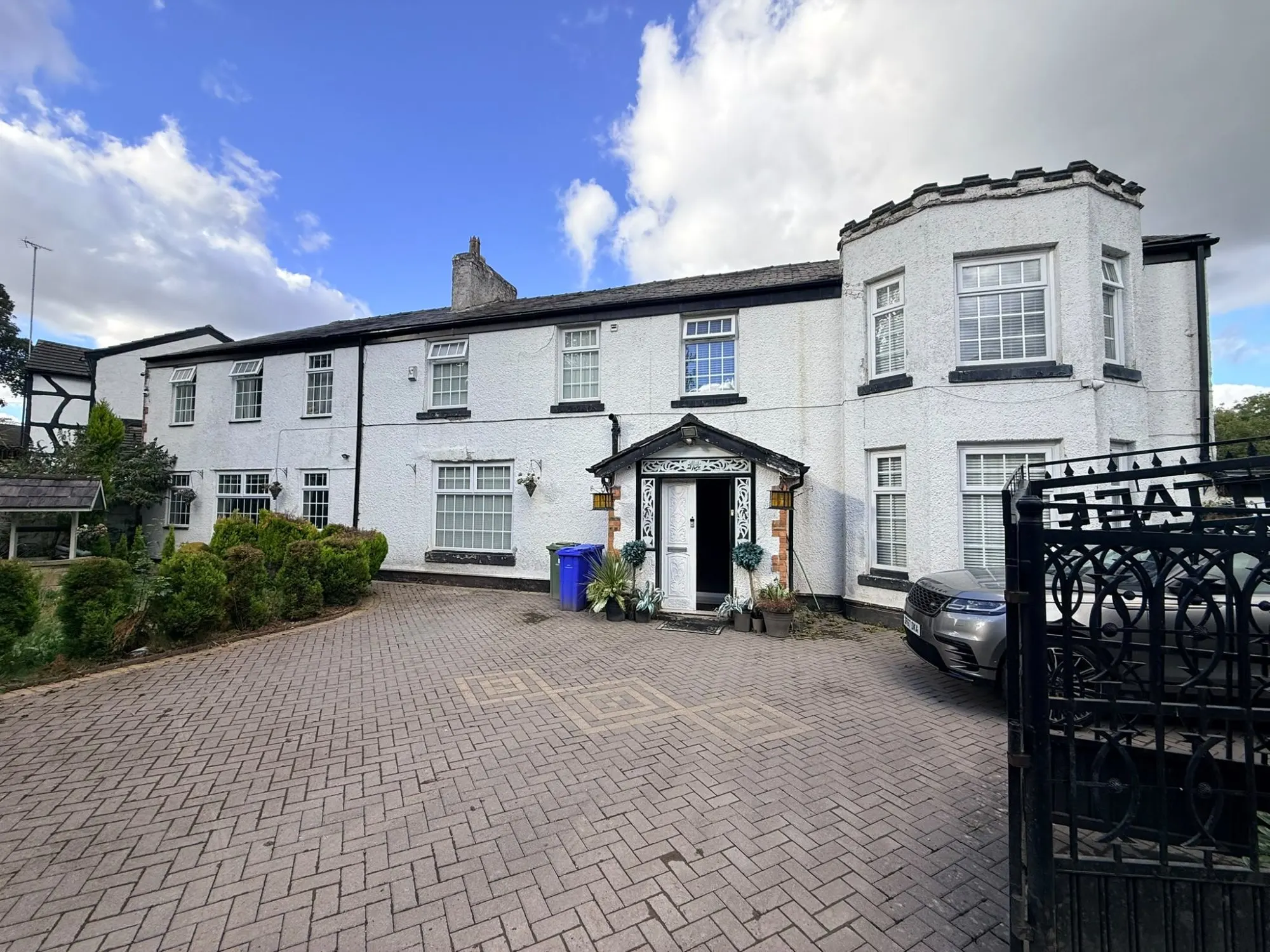 Luxurious 6-Bedroom Detached House with Leisure Suite in Hyde