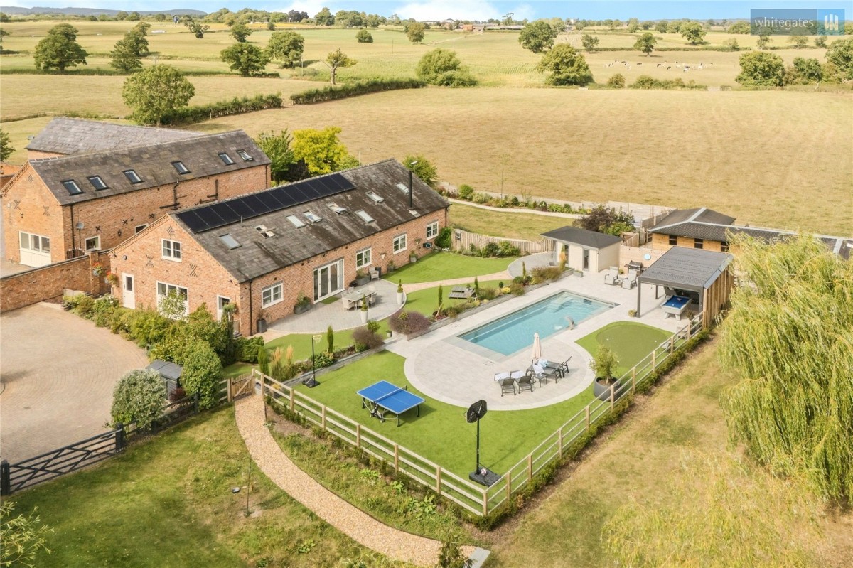 Luxurious 4 Bedroom Barn Conversion with Canal Access