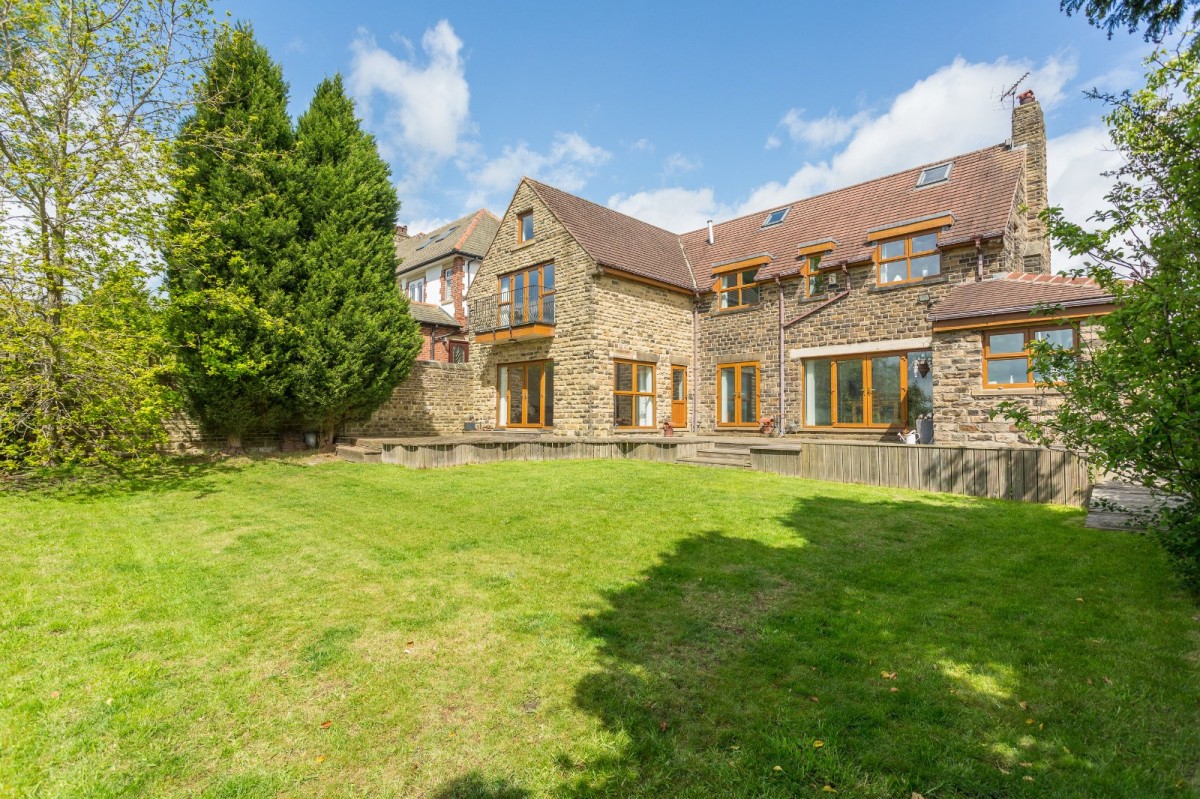Impressive Five Bedroom Detached Residence with Panoramic Views
