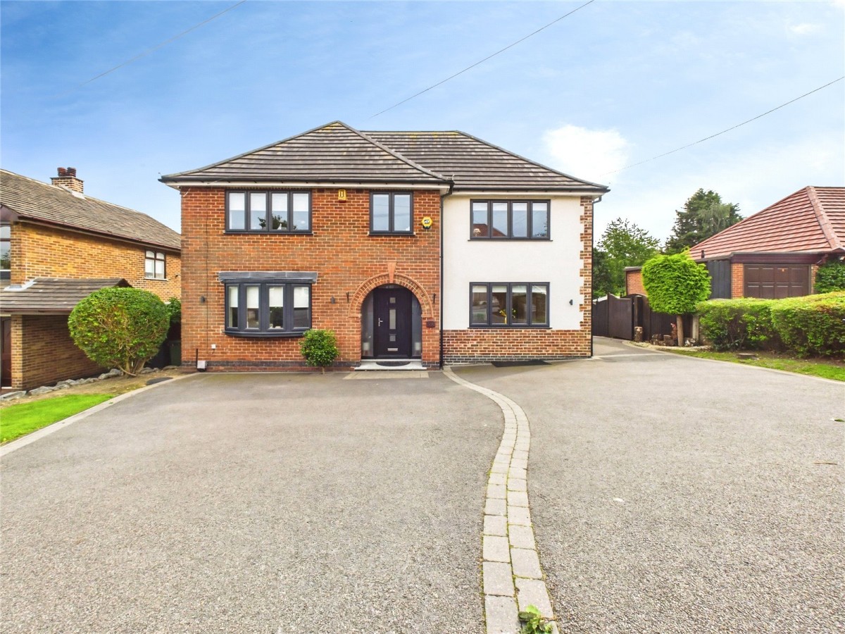 Impressive 5-Bedroom Family Home with Expansive Gardens
