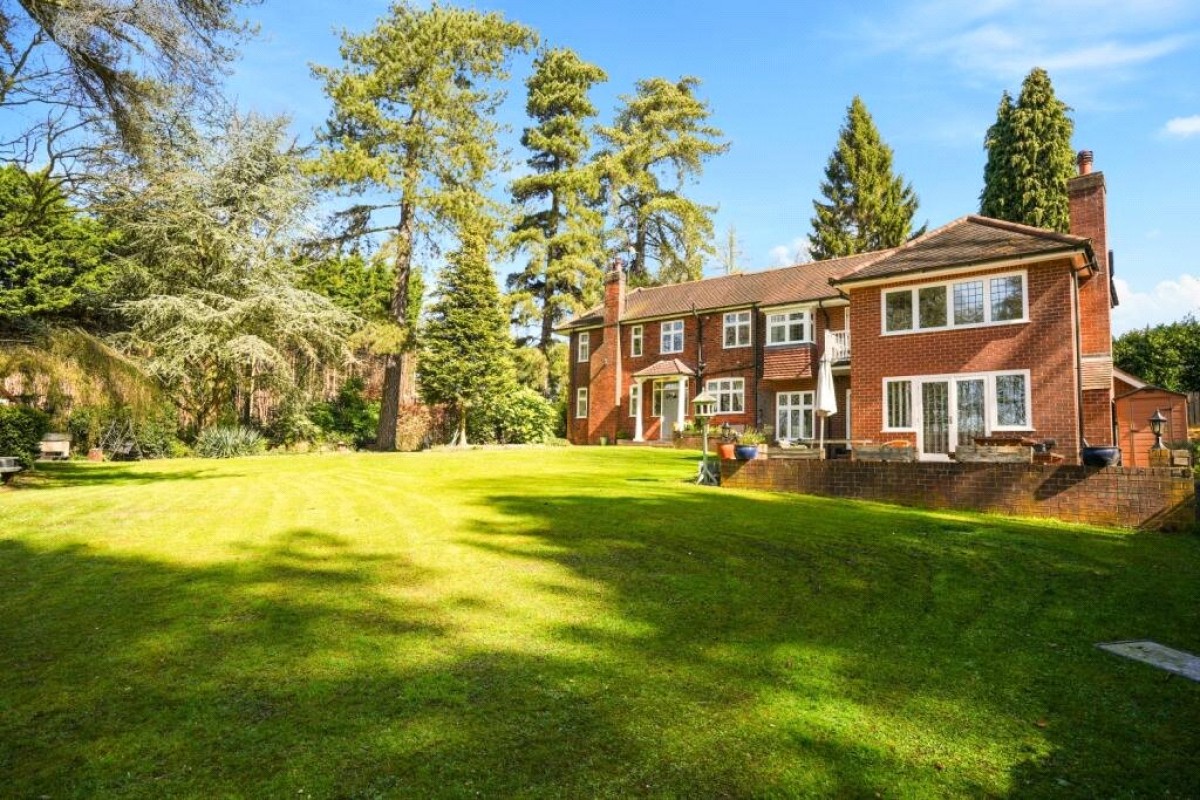 Stunning 5-Bedroom Country Home in Holme
