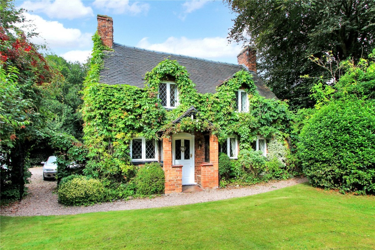 Charming 3-Bedroom English Cottage in Sound, Nantwich