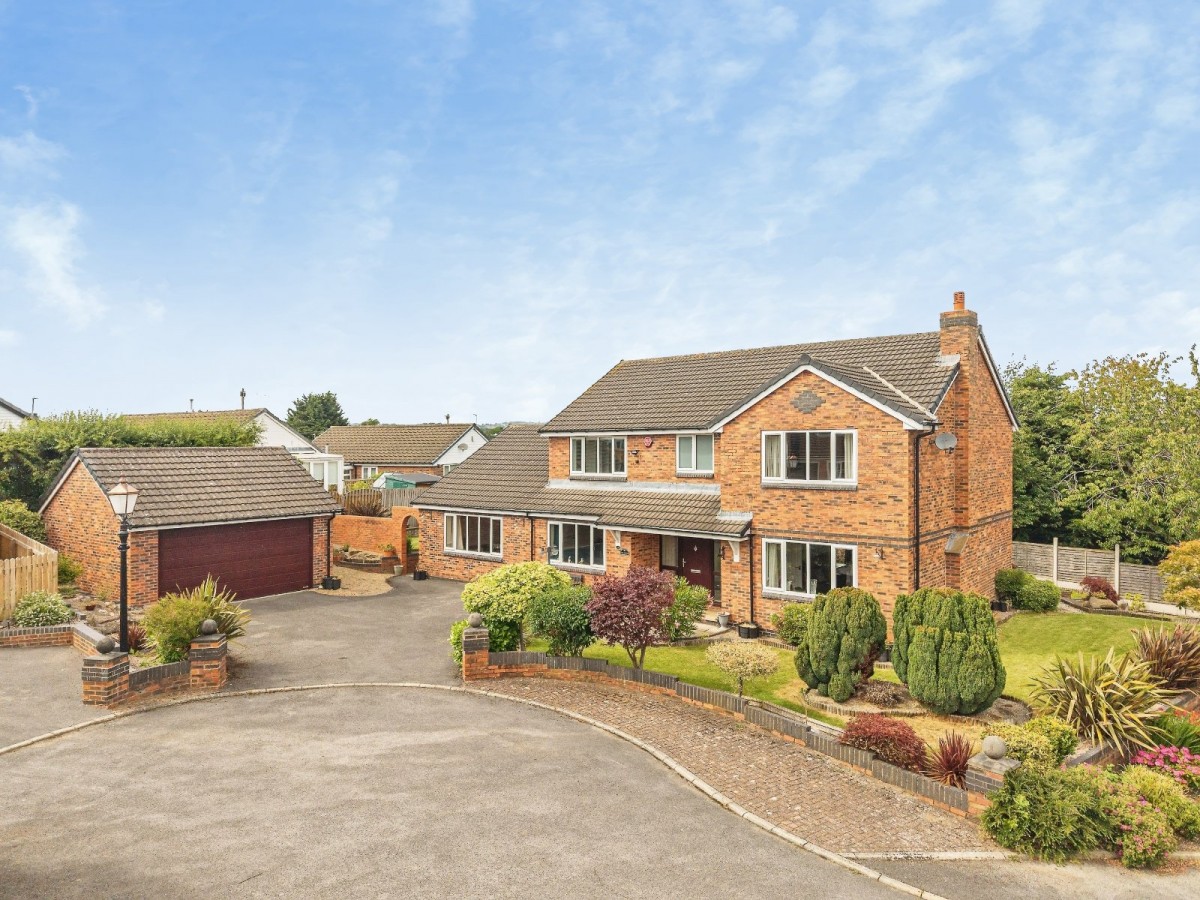 Spacious 4/5 Bed Detached Home in Exclusive Gated Cul-de-Sac