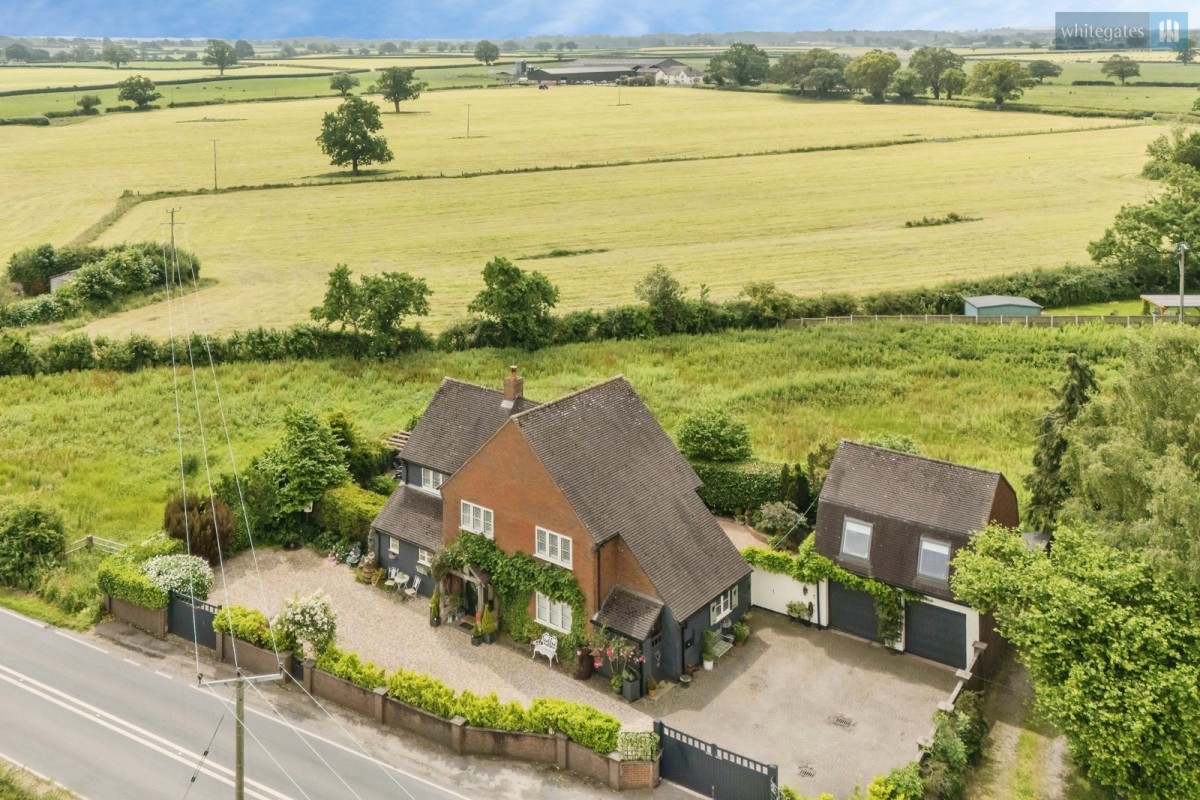 Stunning 4-Bed House with Annexe in Audlem