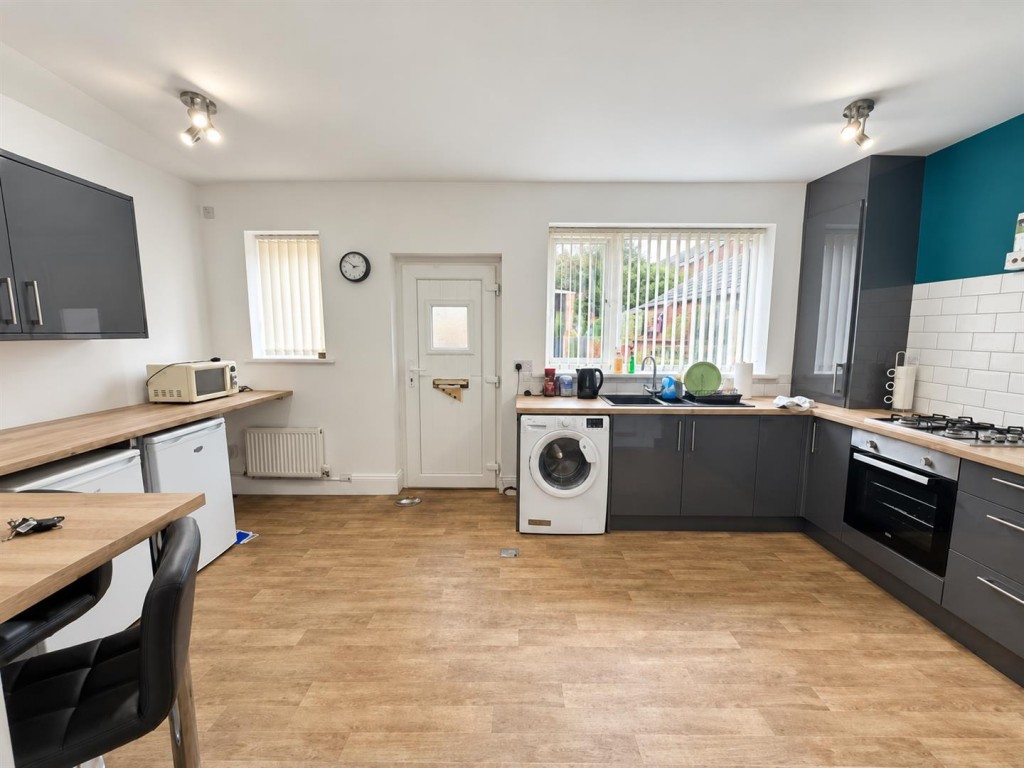 Charming 3-Bedroom Terraced House in Vibrant Town Centre