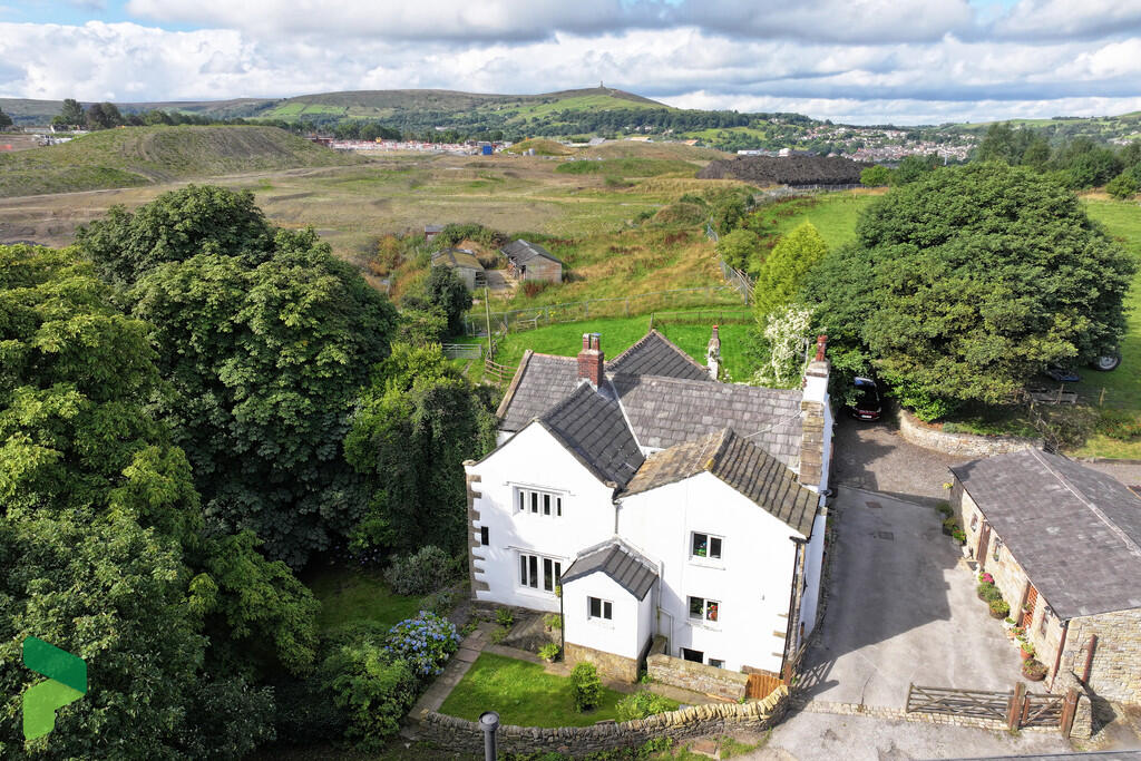 Charming 4-Bedroom Manor House with Extensive Land and Outbuildings