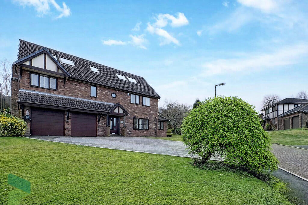 Modern 4-Bedroom Detached House in Darwen