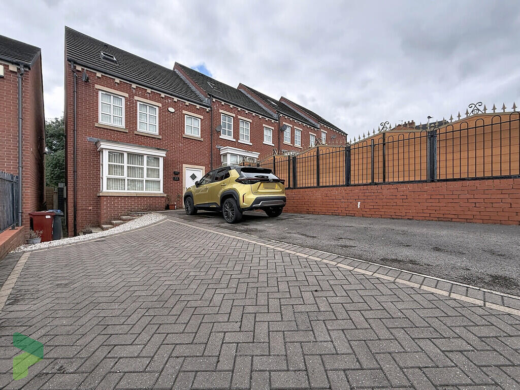 Stunning 4 Bed Town House in Blackburn