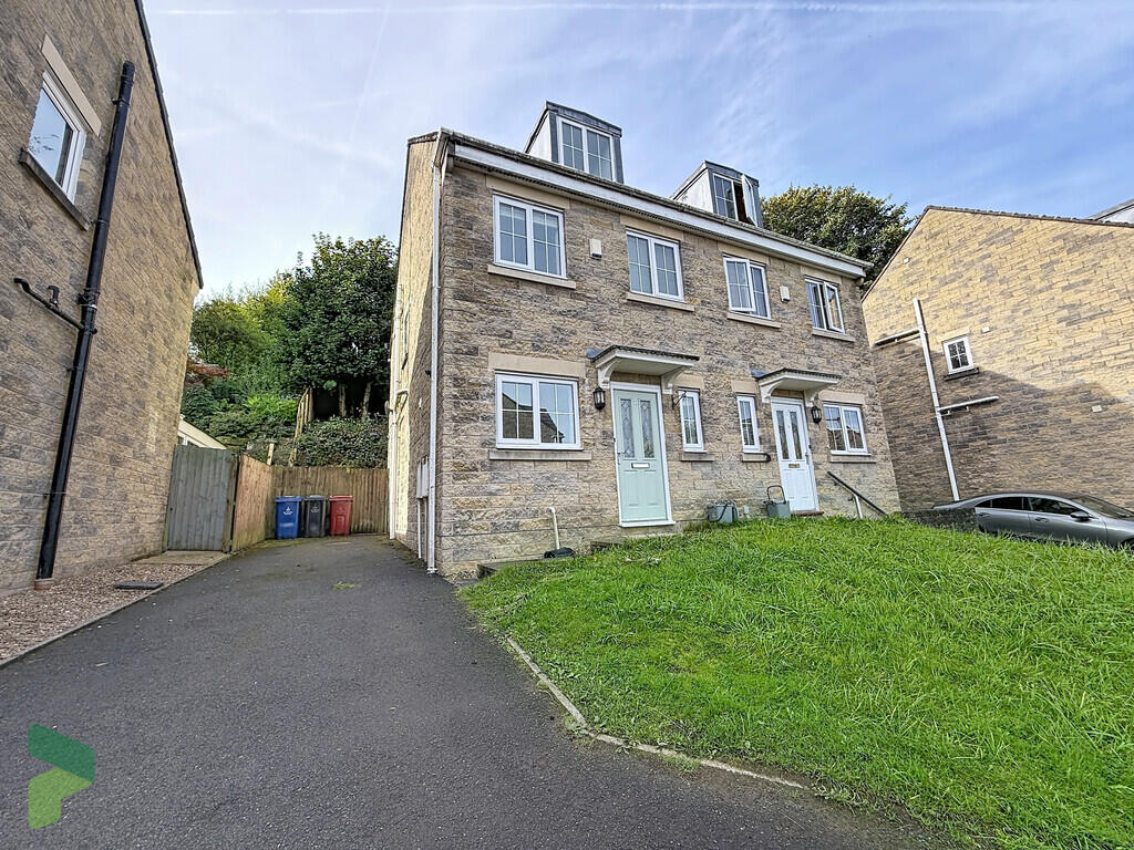 Modern 4-Bed in Convenient Darwen Location