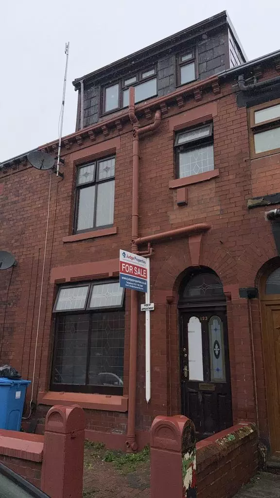 Spacious 5-Bed Family Home in Desirable Oldham Location