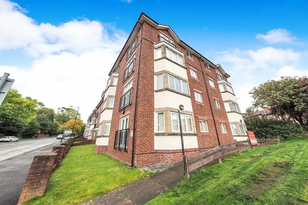 Stylish 2-Bedroom Furnished Apartment in Radcliffe