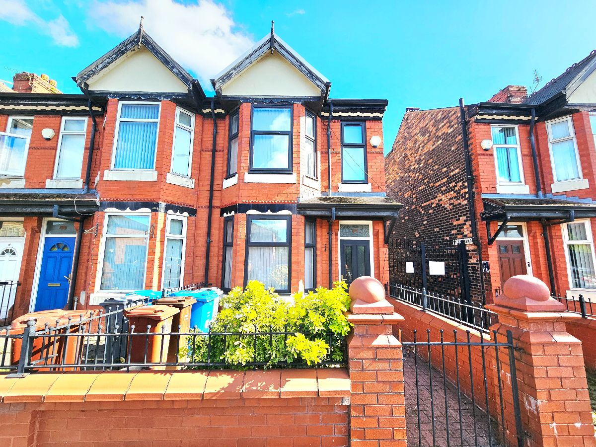 Impressive 6-Bedroom End-of-Terrace in Fallowfield