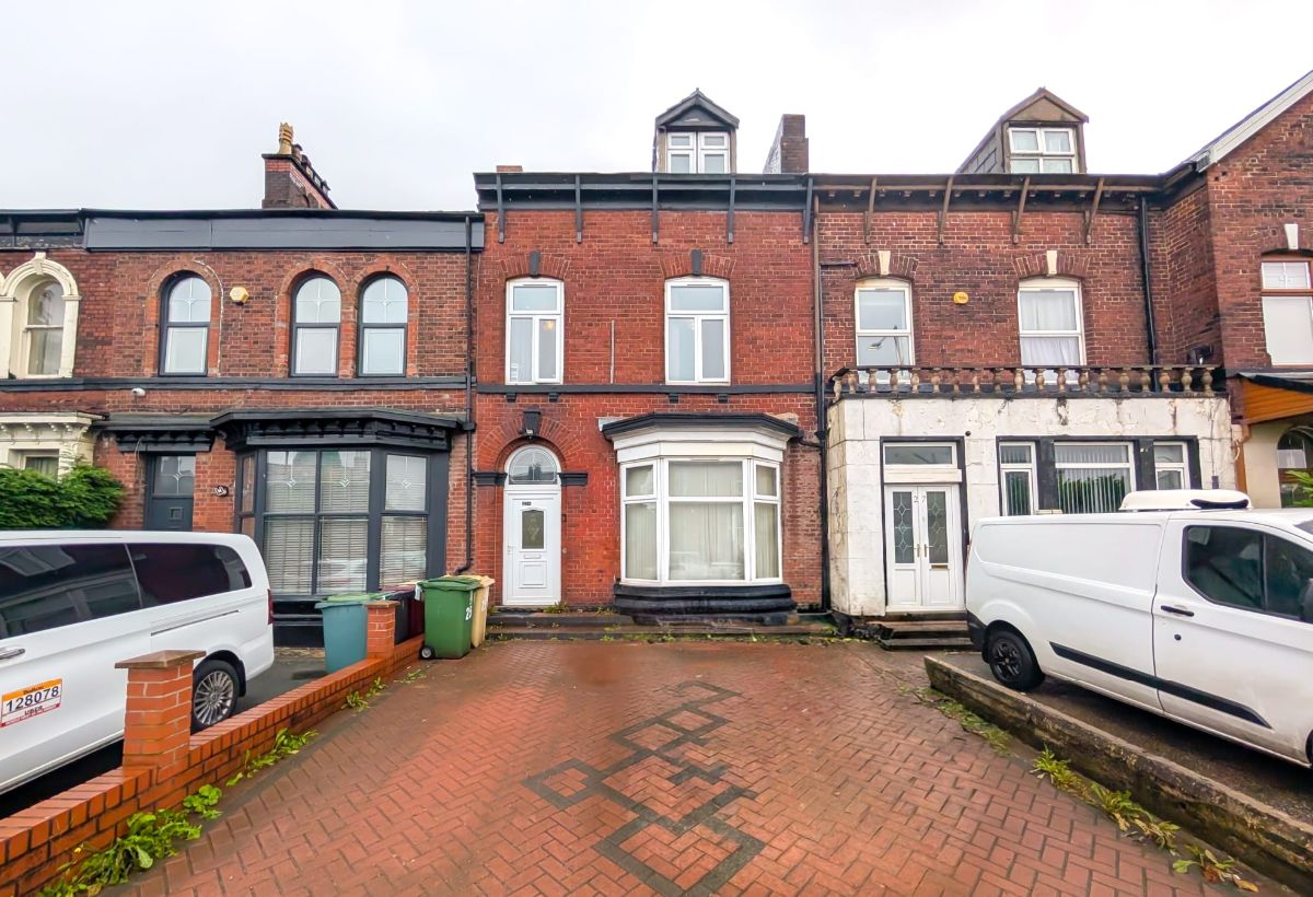 Substantial 8-Bedroom Terraced Investment in Bolton
