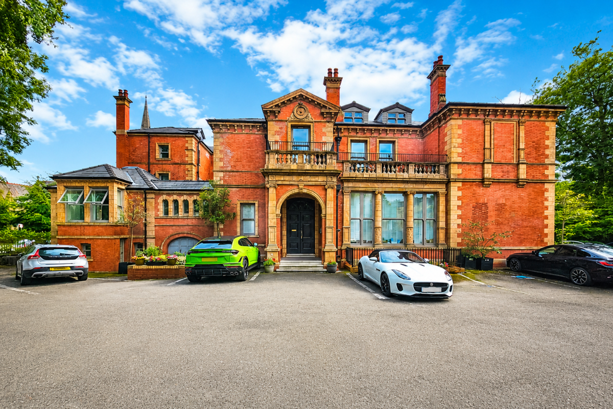 Stunning Furnished Apartment in Historic Didsbury Building