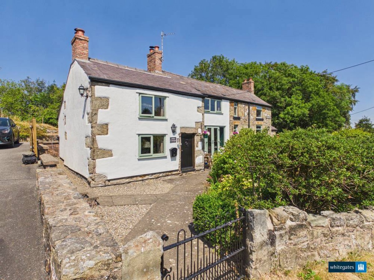Charming 4-Bedroom Character Cottage in Bwlchgwyn, Wrexham