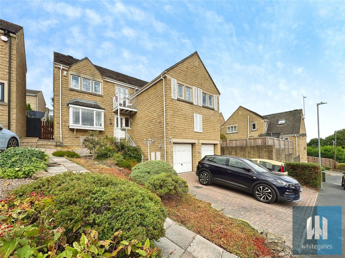 Stunning 5-Bed Family Home with Potential in Mirfield
